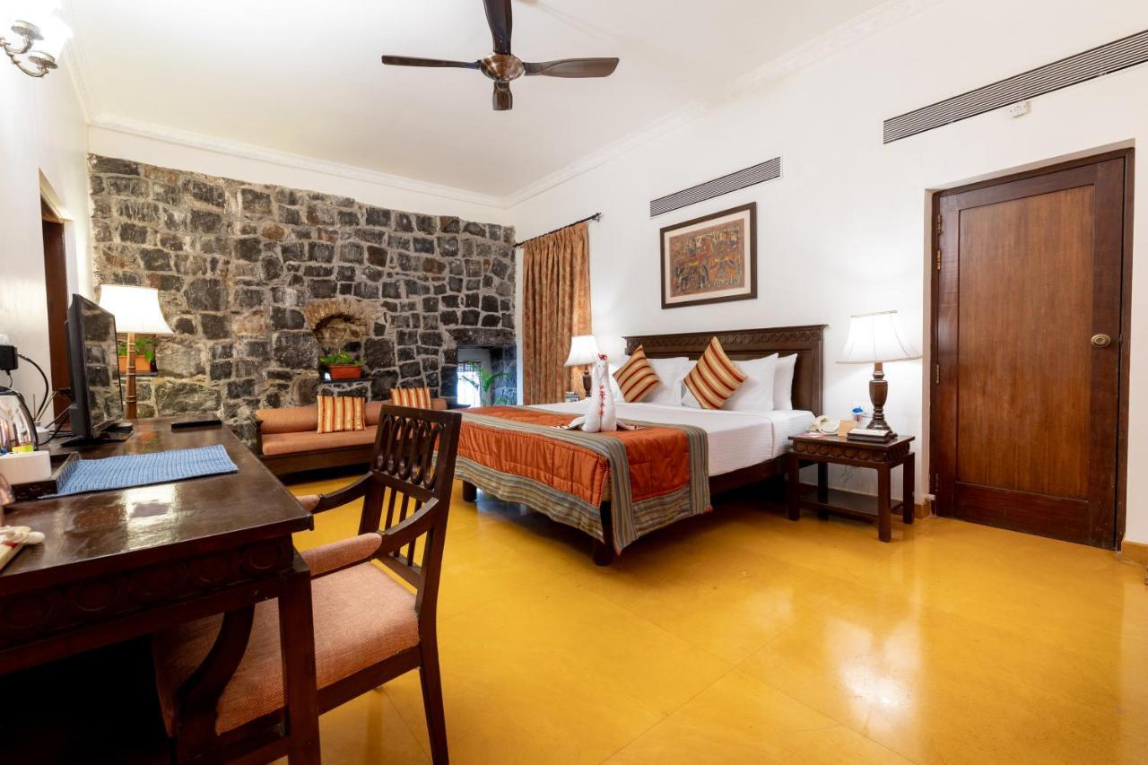 Fort Jadhavgadh -A Gadh Heritage Hotel Sasvad Exterior foto